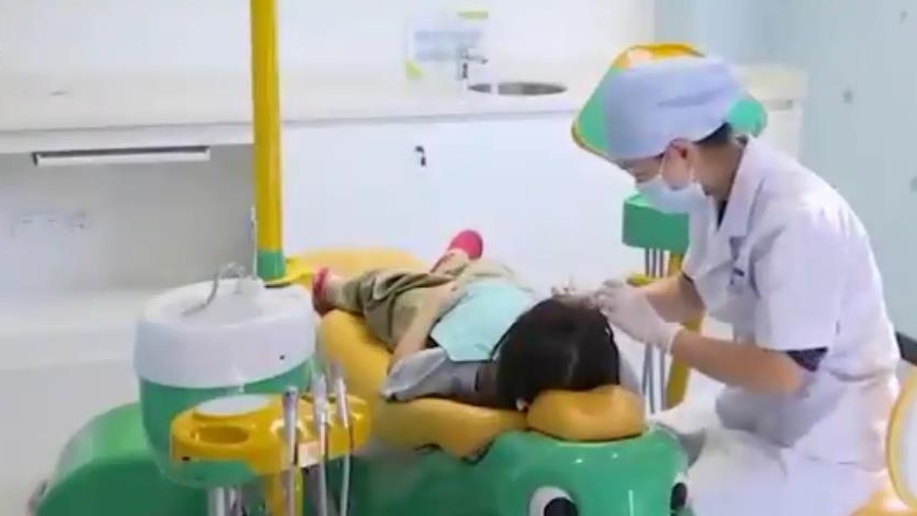注意！10歲娃用“牙洞修復牙膏”后損失6顆牙