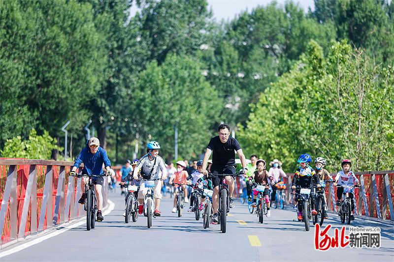 图1：这是在唐山市超级绿道上开展的自行车亲子骑行活动。.jpg