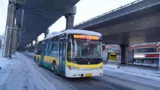乌鲁木齐28日起逐步有序恢复铁路、民航和公共交通