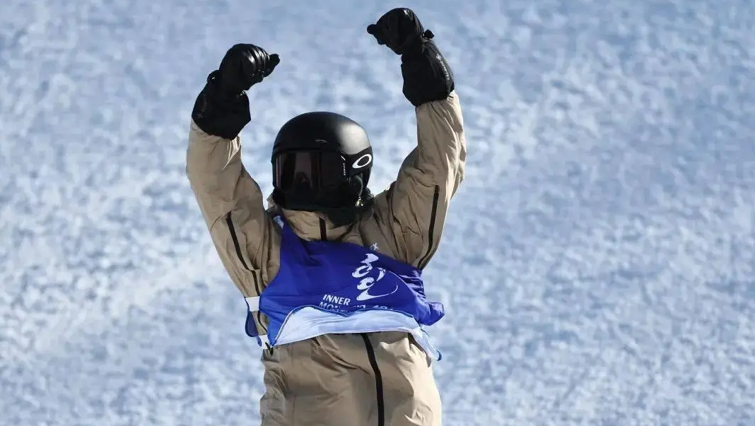 苏翊鸣获得“十四冬”单板滑雪公开组男子坡面障碍技巧冠军