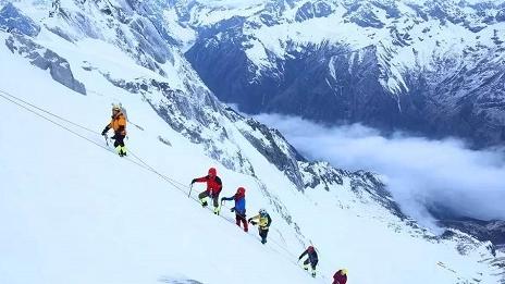 防止珠峰“发臭”，尼泊尔要求攀登者自带排泄物下山