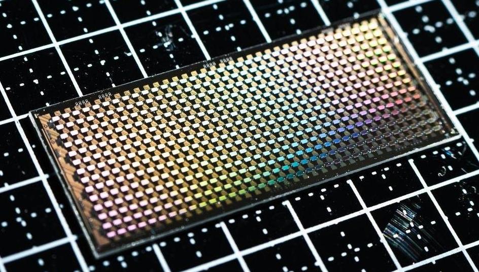 国产超500比特量子计算芯片发布