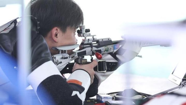 中国队刘宇坤在巴黎奥运会射击男子50米步枪三姿项目中夺得金牌
