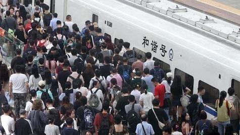 上半年全国铁路发送旅客22.4亿人次创新高
