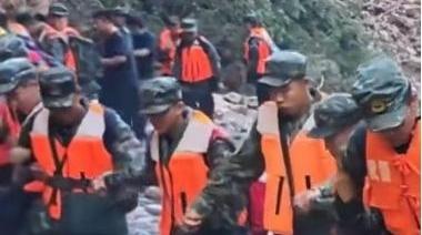 今天是八一建军节，向奋战在抗洪救灾一线的人民子弟兵致敬！