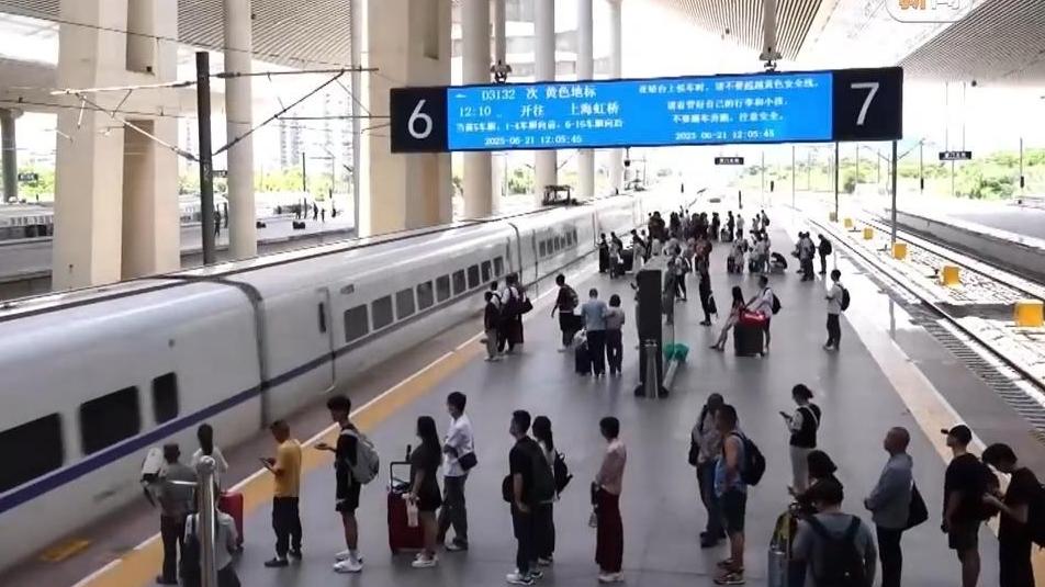 暑运过半 全国铁路累计发送旅客4.41亿人次