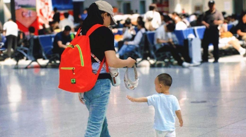 带四名儿童坐高铁 需要买几张车票？解答来了