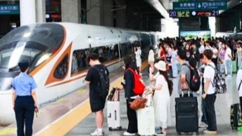 全国铁路暑运发送旅客破8亿人次