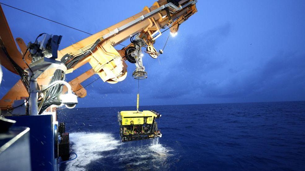 我国自主研制的6000米级深海无人遥控潜水器“海琴”号在南海成功海试