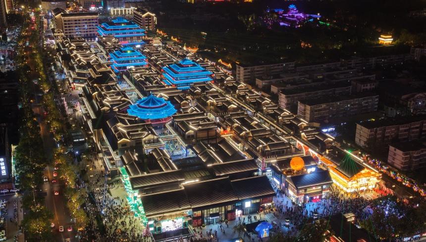 邯郸市级非物质文化遗产项目面塑代表性传承人李春芳在做成语文化文创作品。周绍宗摄