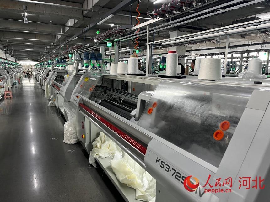 慈星智能科技有限公司“一线成型”生产线。人民网记者 朱延生摄