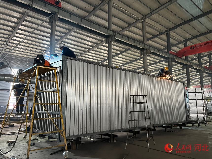 河北卓骏汽车股份有限公司职工正在生产飞翼车。人民网记者 朱延生摄