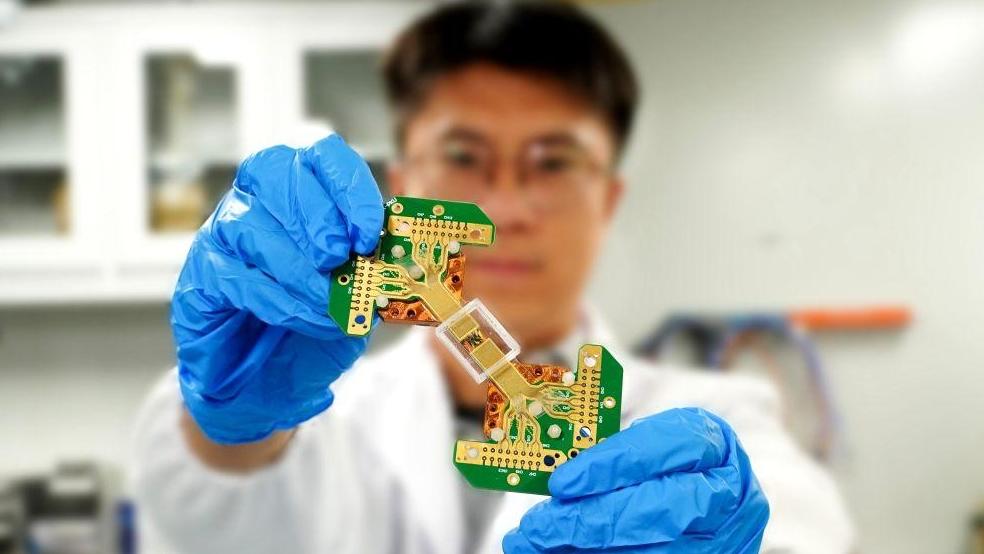 我国科学家成功构建量子密钥分发芯片网络