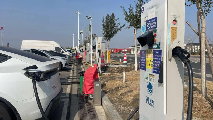 新能源汽车从排队充电到“潮汐充电” 今年春运高速补能有了新答案