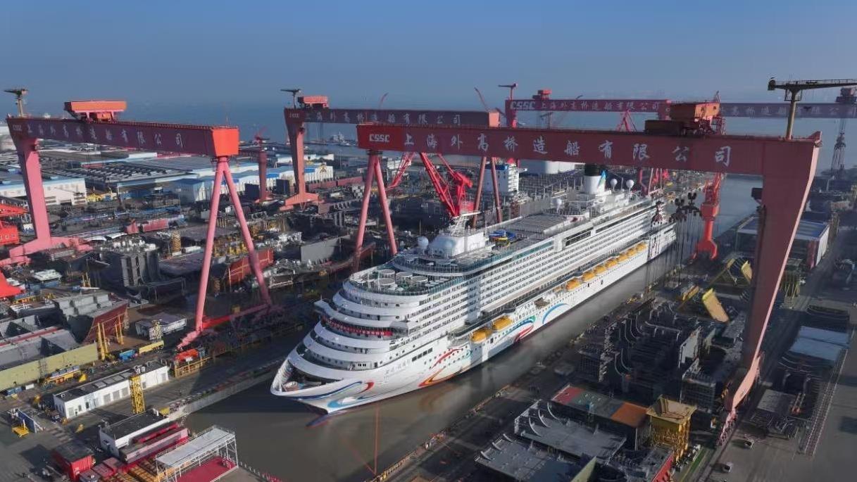第二艘国产大型邮轮“爱达·花城号”完成坞内起浮