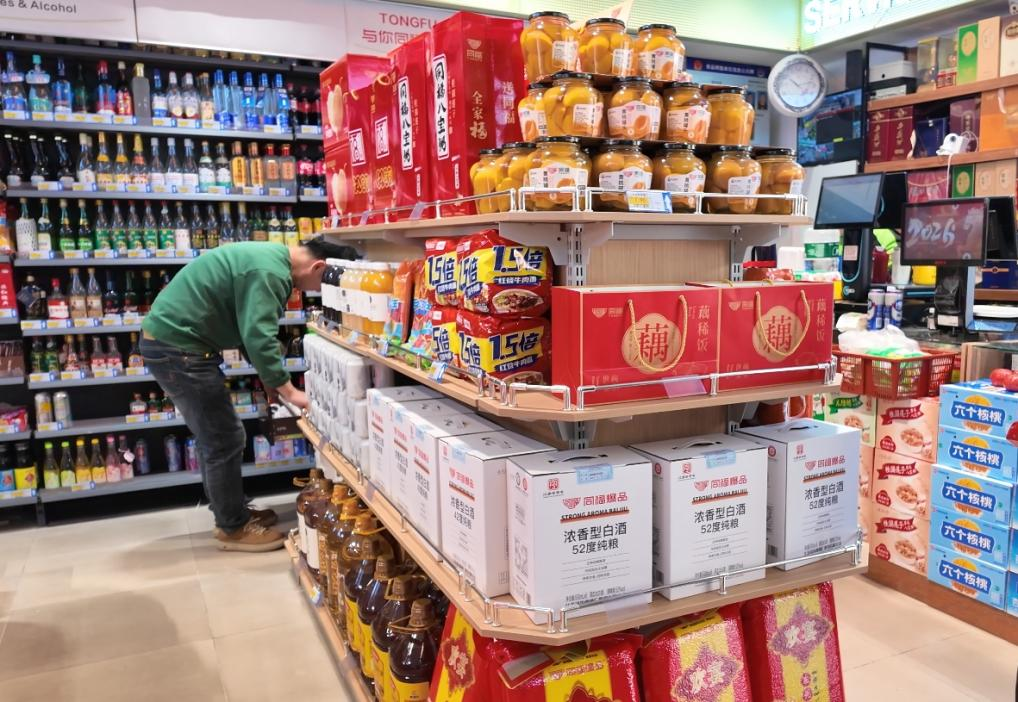 石家庄同福爆品店（每乐鲜店）的民生爆品区堆头，生鲜、主食、粮油等民生商品整齐摆放。实习生马旭东摄