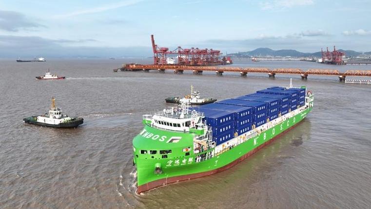 全球最大万吨级纯电动智能集装箱船从宁波舟山港首航