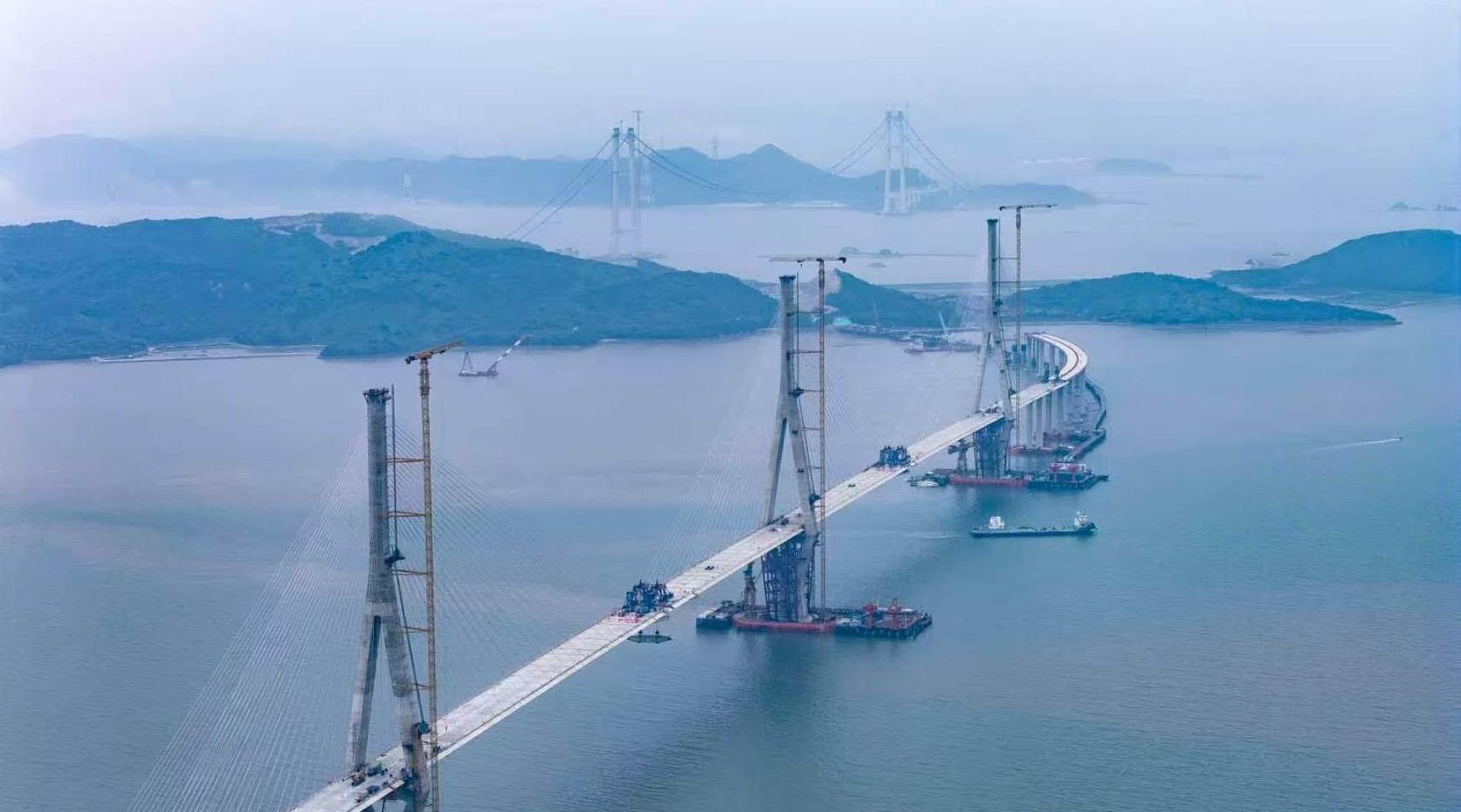 世界最大跨度三塔钢箱梁斜拉桥——青龙门特大桥主桥合龙
