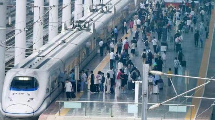 上半年全国铁路发送旅客23.48亿人次