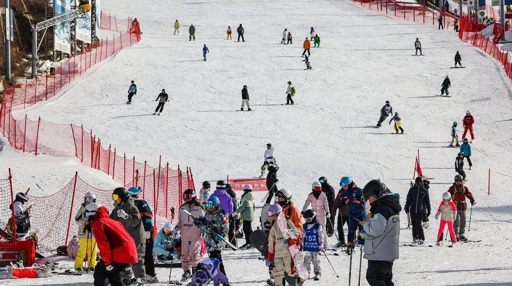 《大众冰雪消费市场研究报告(2025—2026冰雪季)》发布,河北冰雪经济多项指标居全国前列