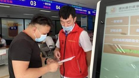 暖心帮办解民忧 锦旗无声谢真情