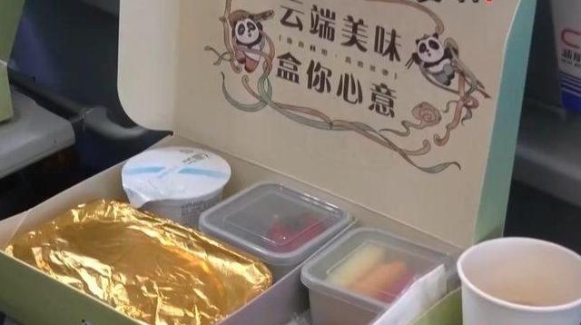 煲仔饭、冒菜……付费飞机餐走红 你愿意买单吗?