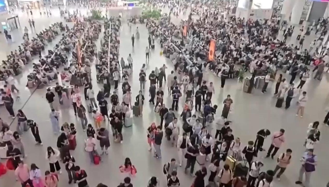 中秋假期最后一天 多地迎来返程客流高峰