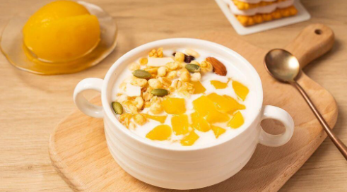 早餐喝牛奶还是酸奶好？研究发现：喝酸奶的人，多项指标“赢麻了”