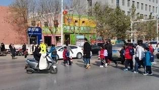 滦州交警:常态化坚守护学岗 护航学子平安上学路